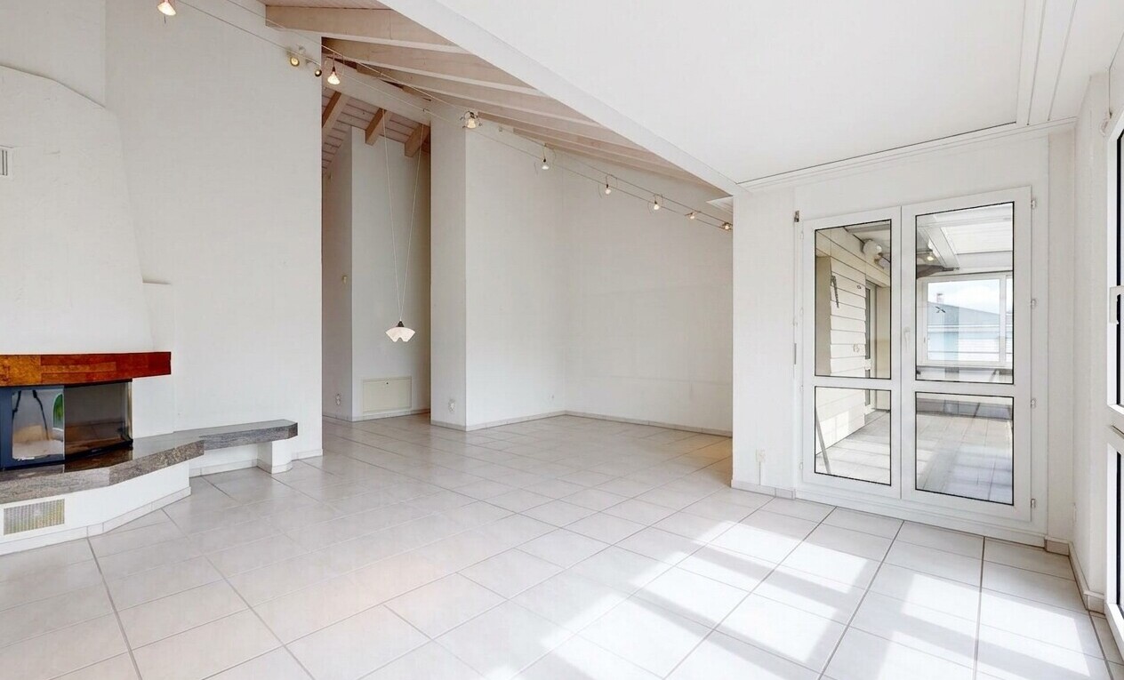 salon avec cheminée, inside property, drywall, cloison sèche, et éclairage sur rail