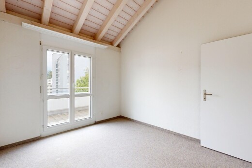 pièce vide avec plafond voûté, vaulted ceiling, cloison sèche, drywall, et high end ceiling