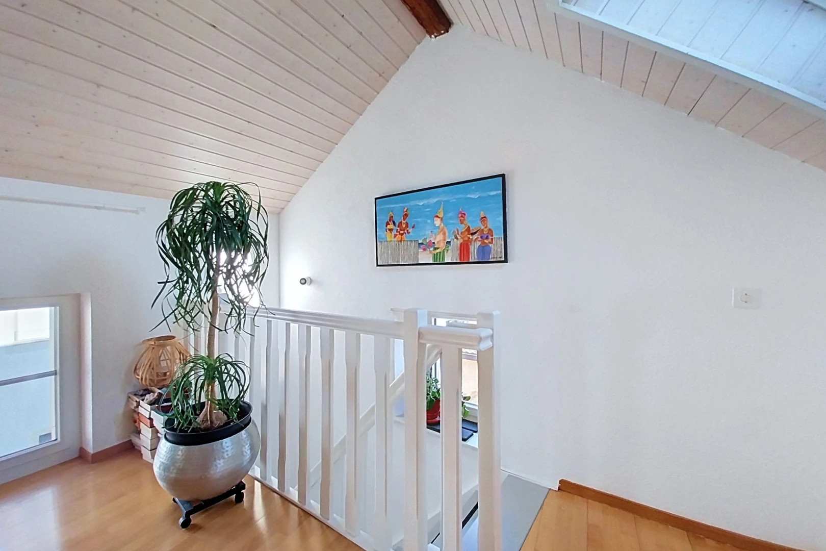treppe mit high end ceiling, holzfußboden, wood finish floor, gipskartonwand, und drywall