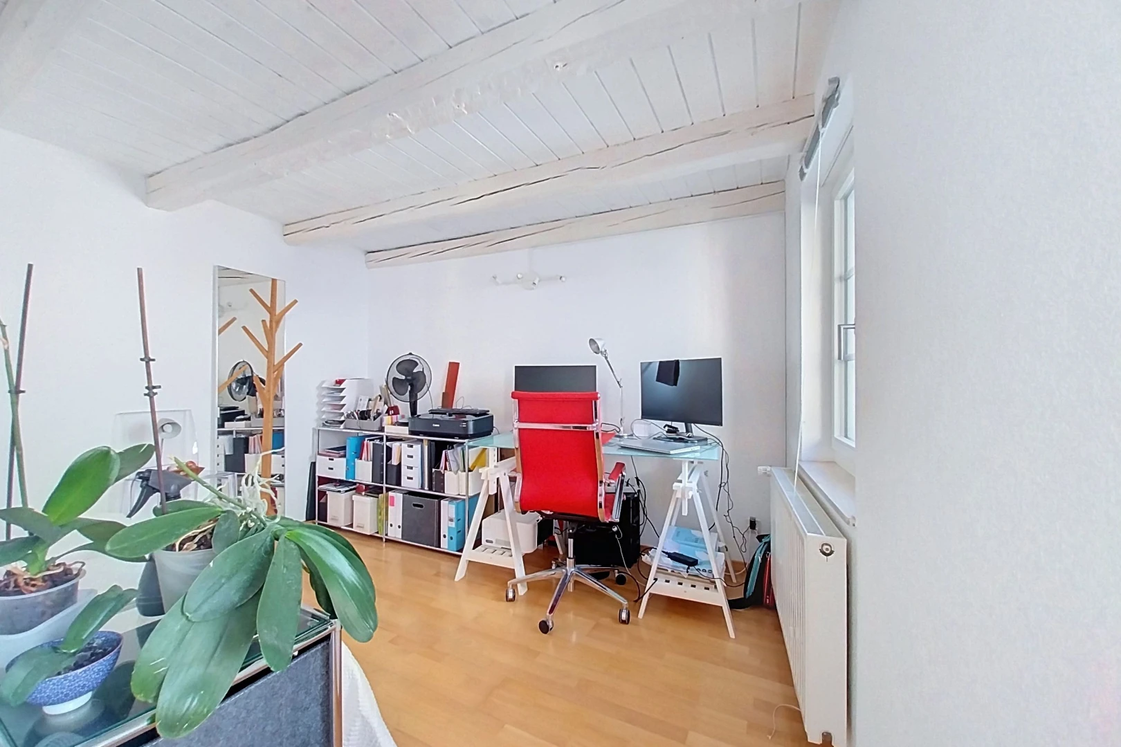 büro mit kühler, high end ceiling, balkendecke, beamed ceiling, und natürliches licht