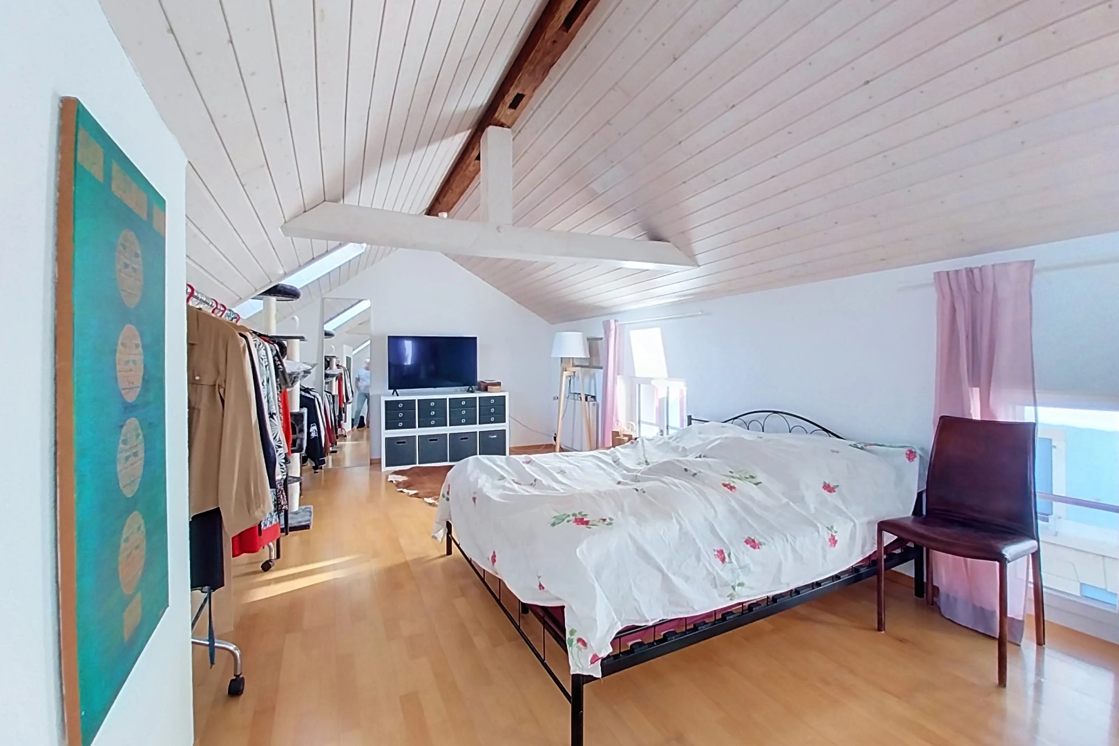 zimmer / schlafzimmer mit dachschräge, vaulted ceiling, kathedralendecke, cathedral ceiling, und high end ceiling