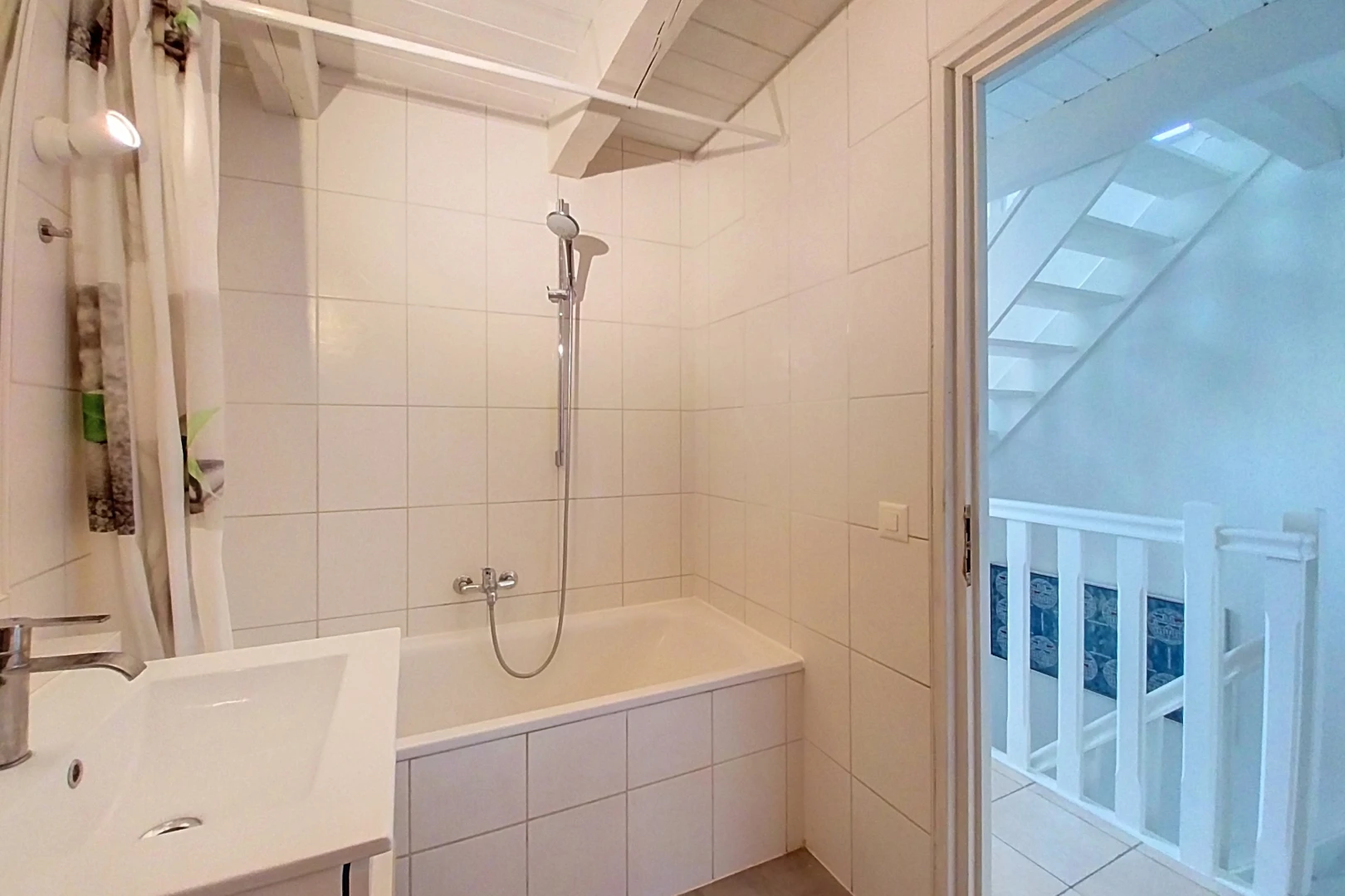 bad mit waschbecken, komplettes badezimmer, kombiniertes bad / dusche, schminktisch, und inside property