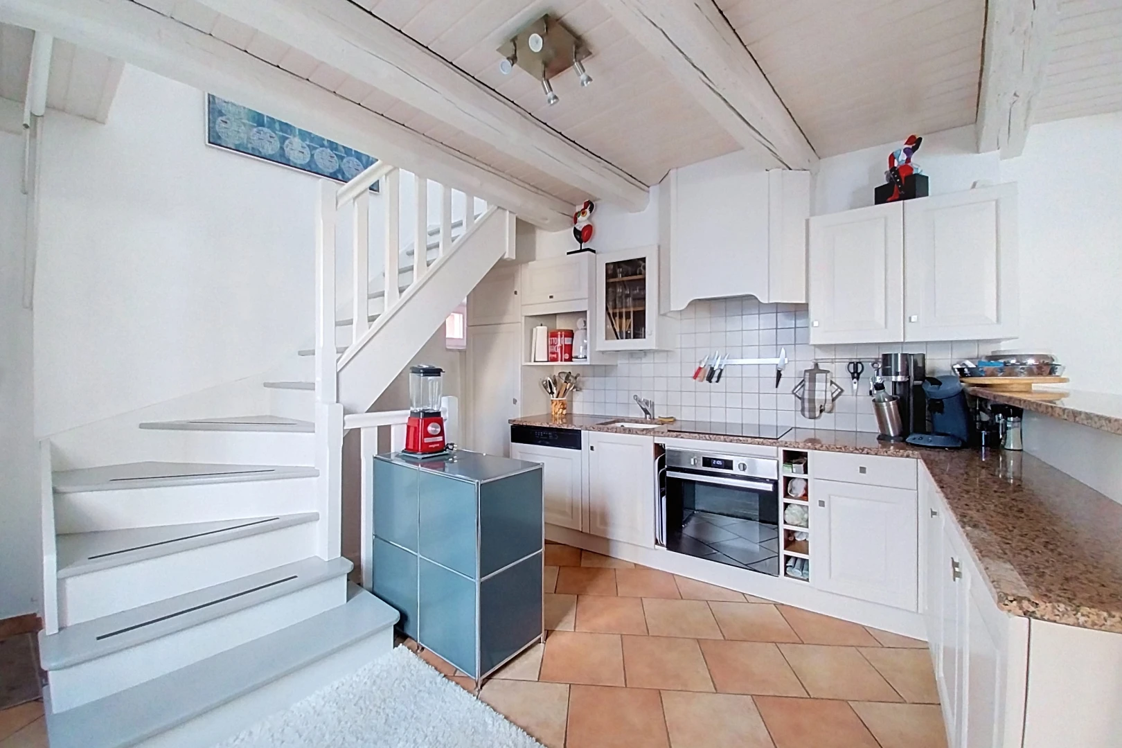 küche mit weiße schränke, white cabinets, ofen, treppen, und light floor
