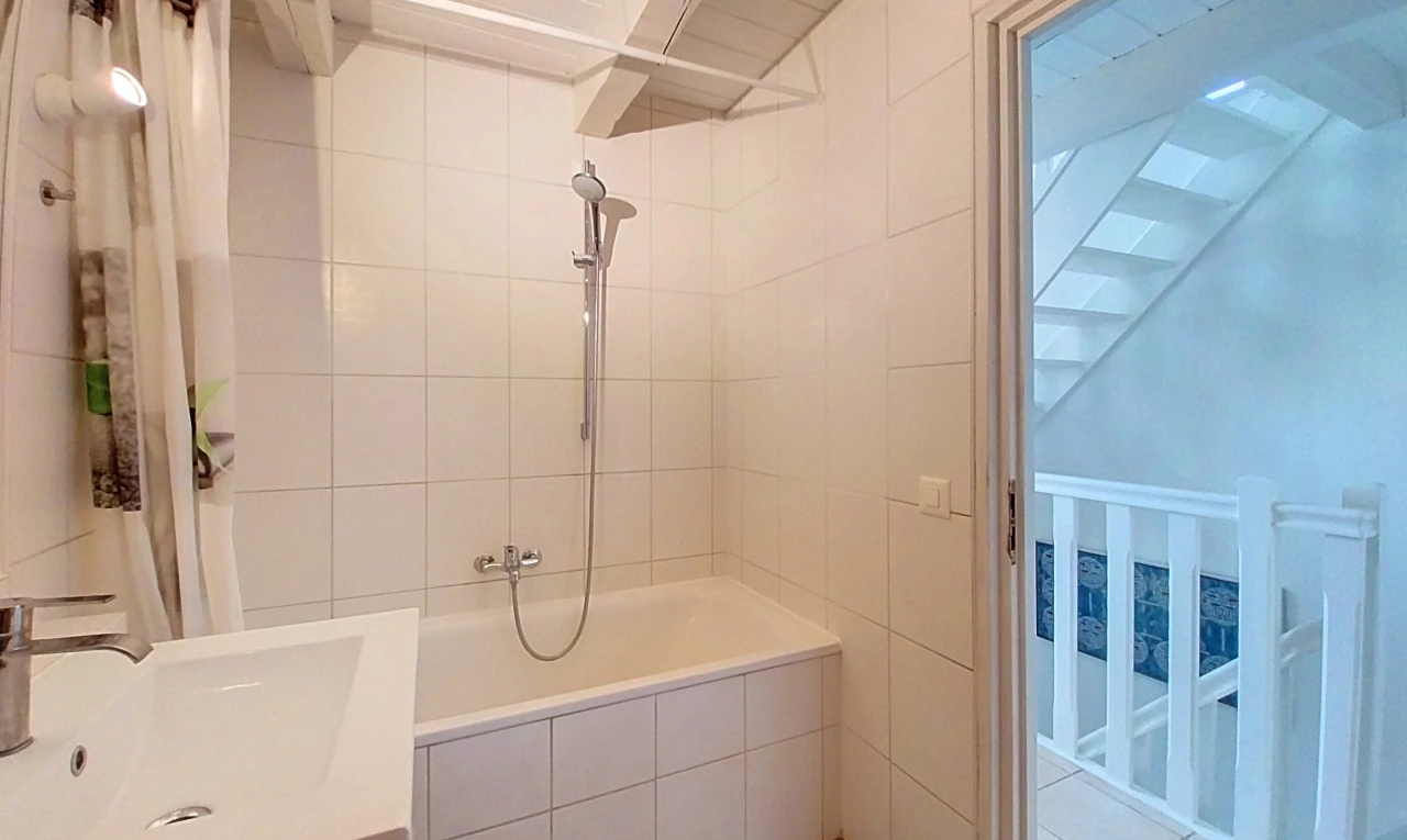 bad mit waschbecken, komplettes badezimmer, kombiniertes bad / dusche, schminktisch, und inside property