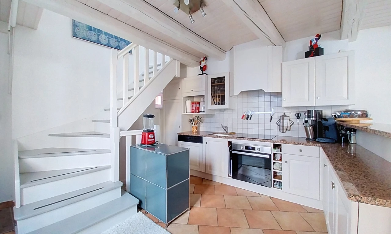 küche mit weiße schränke, white cabinets, ofen, treppen, und light floor