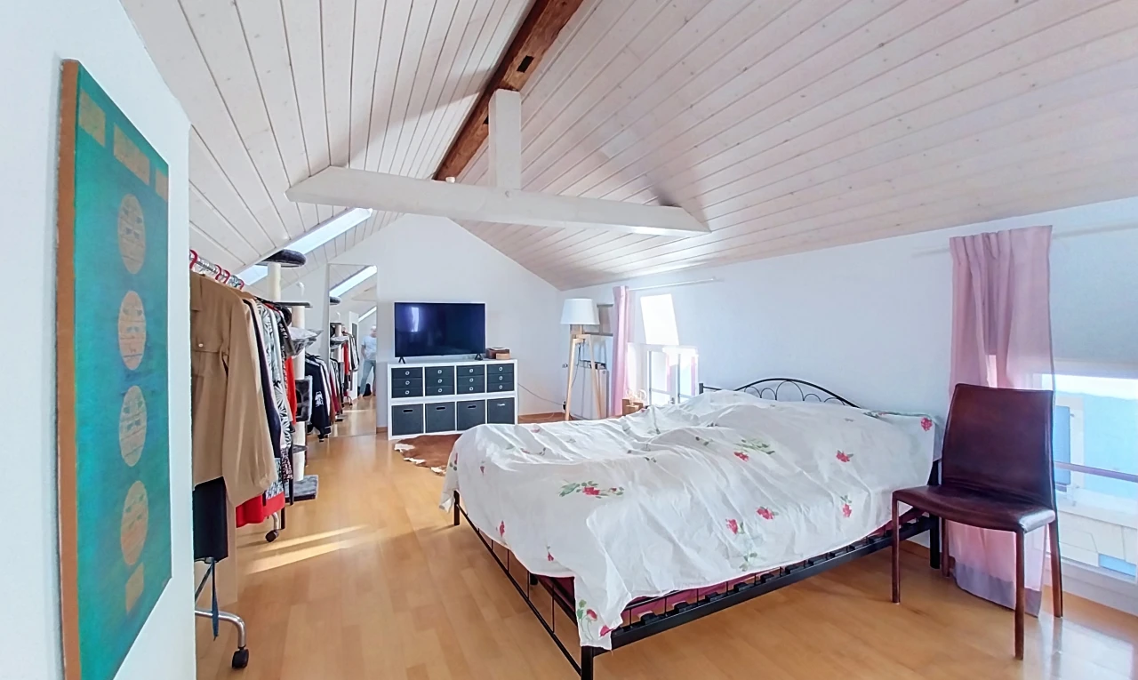 zimmer / schlafzimmer mit dachschräge, vaulted ceiling, kathedralendecke, cathedral ceiling, und high end ceiling