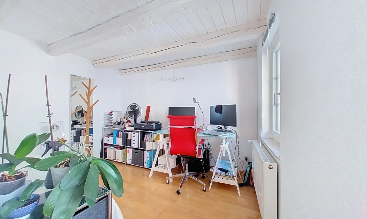 büro mit kühler, high end ceiling, balkendecke, beamed ceiling, und natürliches licht