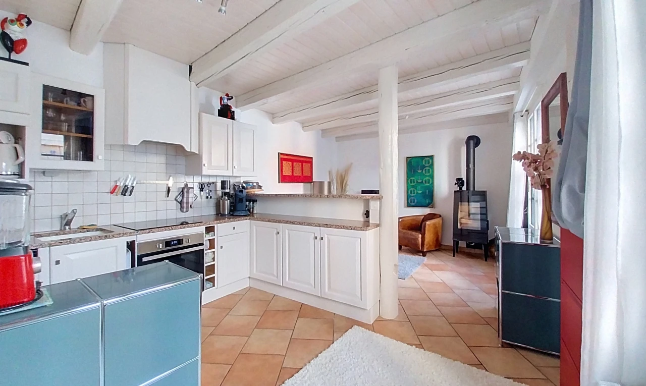 küche mit holzofen, weiße schränke, white cabinets, hochgezogene schränke, und raised cabinets