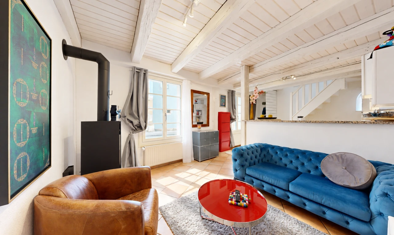 wohnzimmer mit deckenbeleuchtung, balkendecke, beamed ceiling, high end ceiling, und inside property