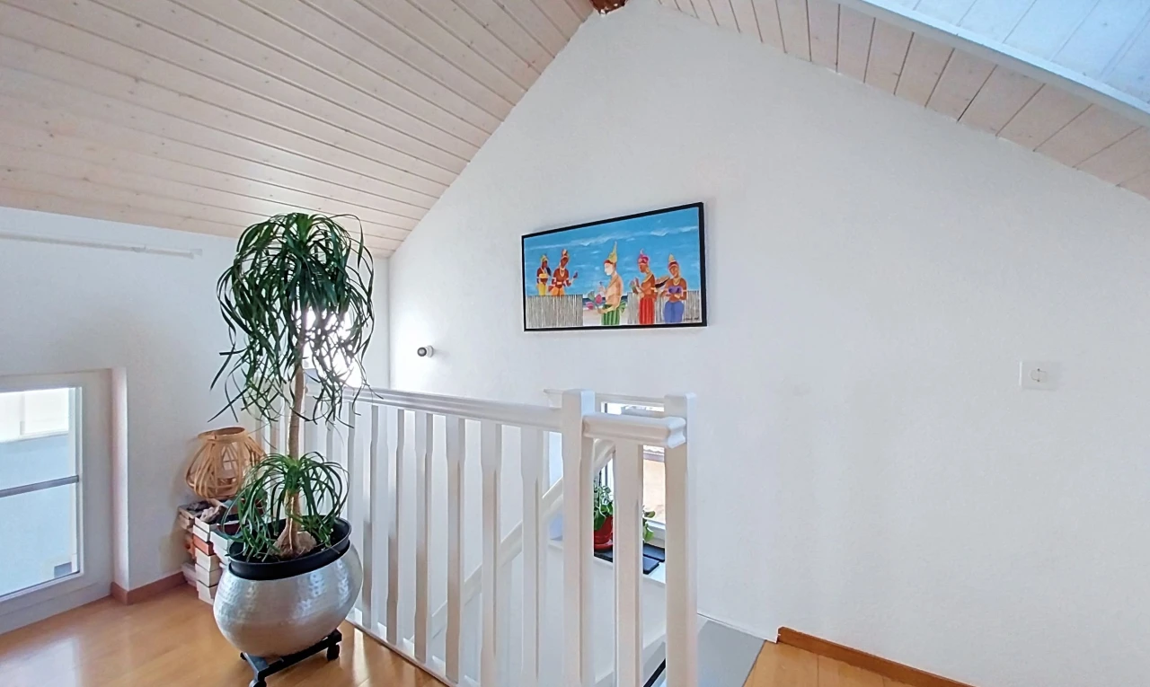 treppe mit high end ceiling, holzfußboden, wood finish floor, gipskartonwand, und drywall