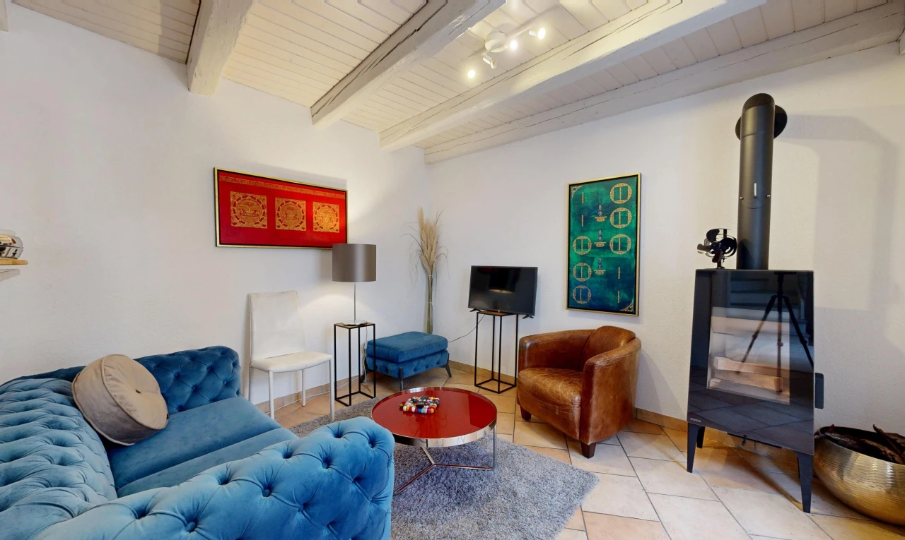 wohnzimmer mit high end ceiling, gipskartonwand, drywall, balkendecke, und beamed ceiling