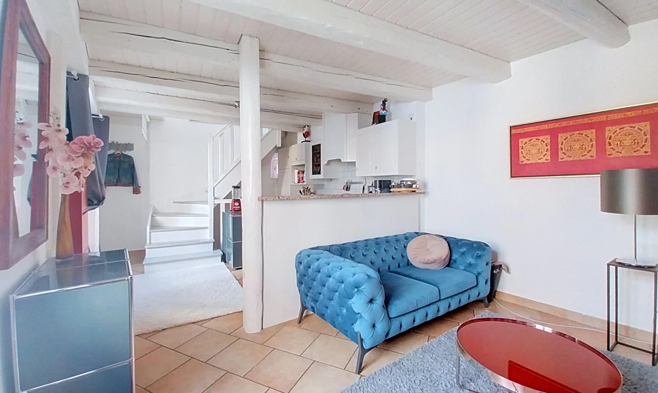 wohnzimmer mit treppen, fliesenboden, tile floor, balkendecke, und beamed ceiling