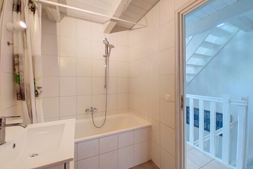bad mit waschbecken, komplettes badezimmer, kombiniertes bad / dusche, schminktisch, und inside property