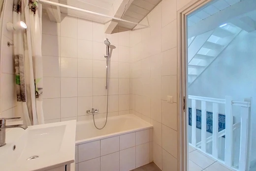 bad mit waschbecken, komplettes badezimmer, kombiniertes bad / dusche, schminktisch, und inside property