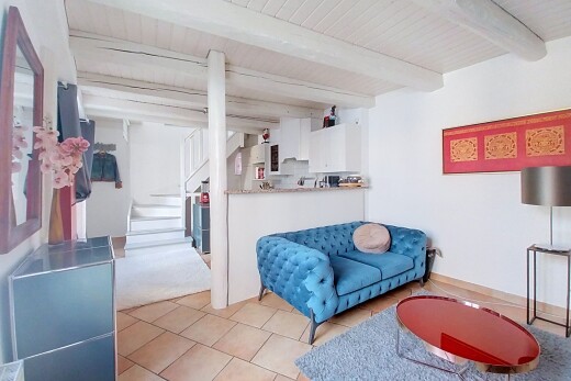 wohnzimmer mit treppen, fliesenboden, tile floor, balkendecke, und beamed ceiling