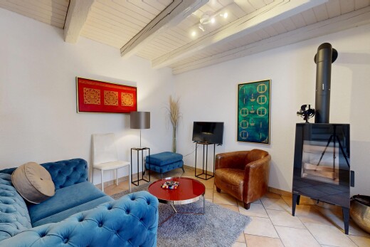 wohnzimmer mit high end ceiling, gipskartonwand, drywall, balkendecke, und beamed ceiling