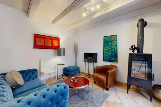 wohnzimmer mit high end ceiling, gipskartonwand, drywall, balkendecke, und beamed ceiling