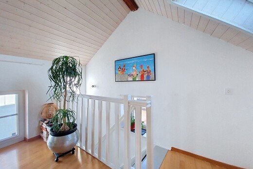 treppe mit high end ceiling, holzfußboden, wood finish floor, gipskartonwand, und drywall