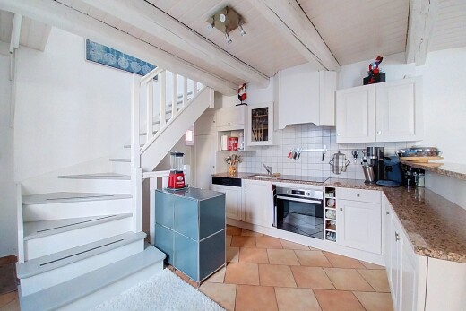küche mit weiße schränke, white cabinets, ofen, treppen, und light floor