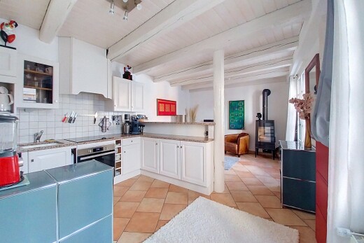 küche mit holzofen, weiße schränke, white cabinets, hochgezogene schränke, und raised cabinets