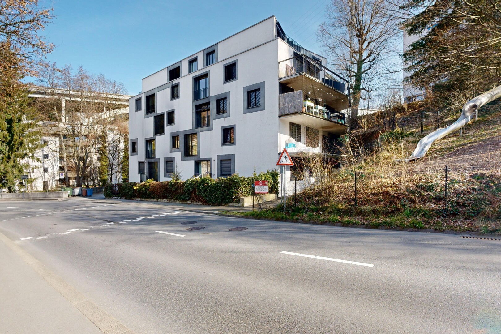 außenansicht mit blick auf wohnanlage, apartment complex view, day time, und from community