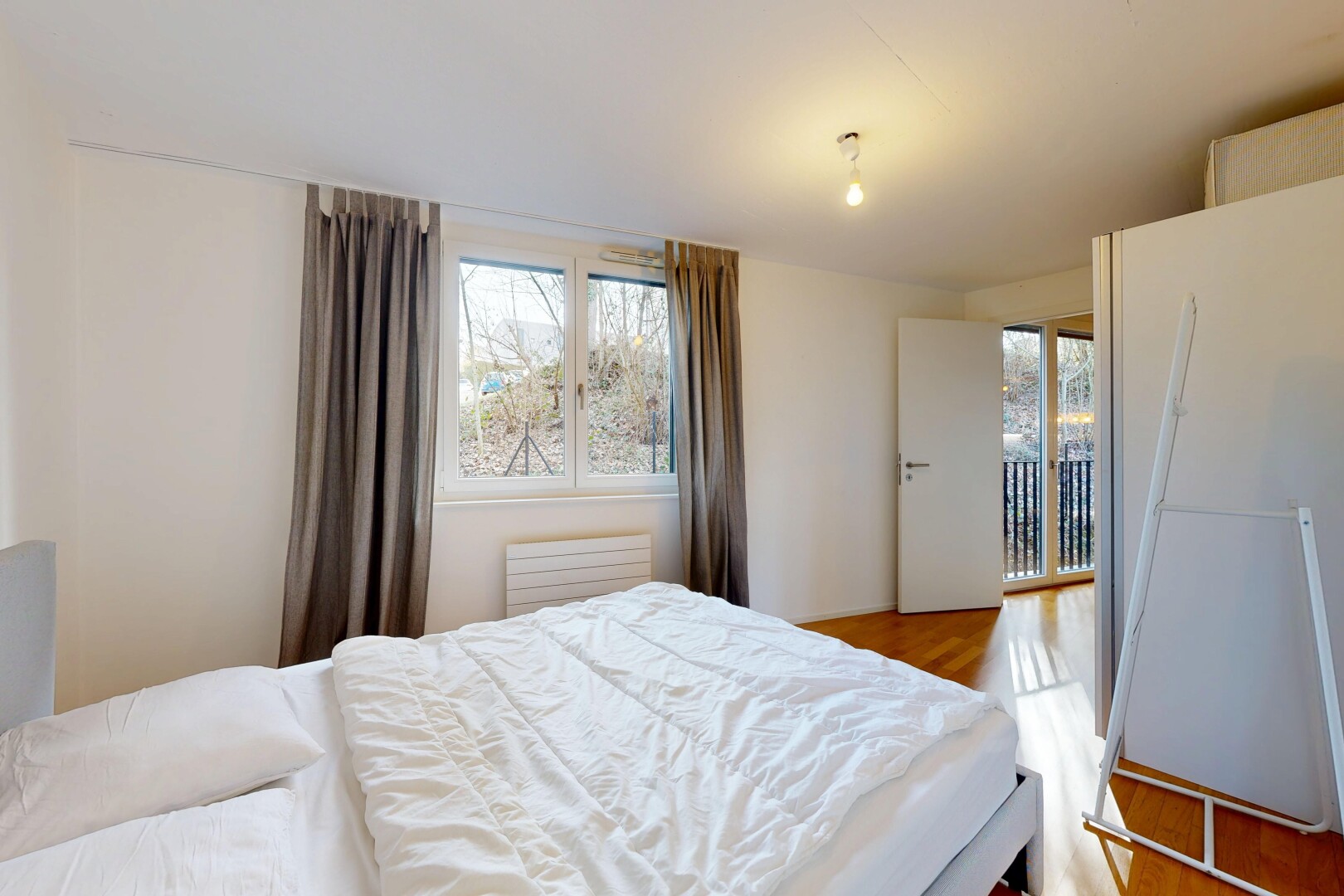 zimmer / schlafzimmer mit drywall, gipskartonwand, natural light, natürliches licht, und inside property