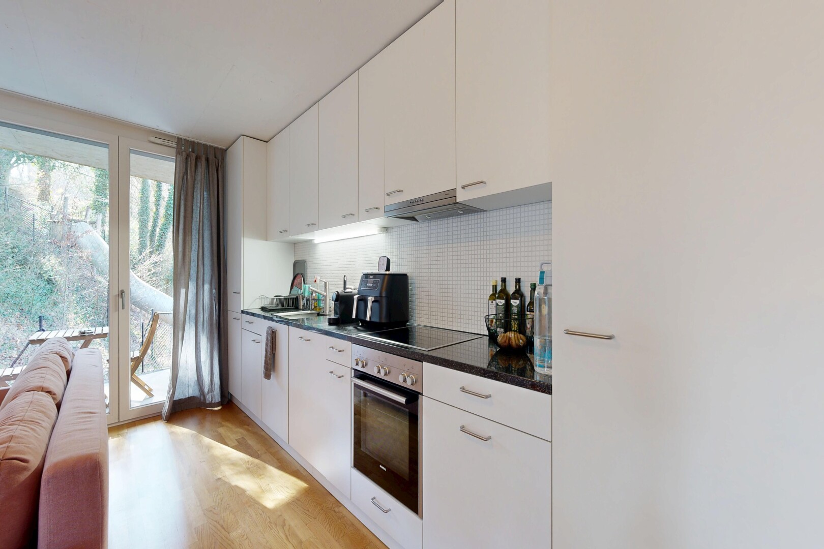 küche mit arbeitsplatten, dark countertops, light floor, ofen, und natural light