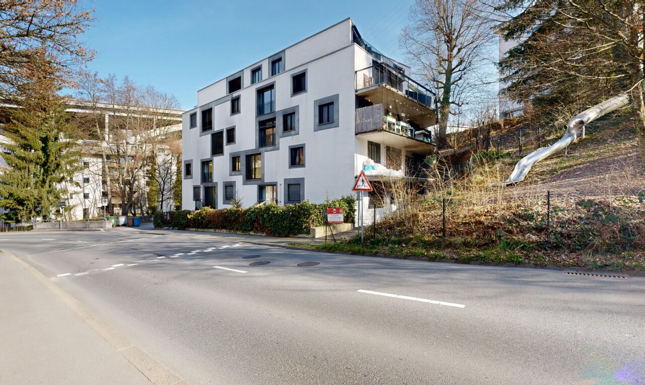 außenansicht mit blick auf wohnanlage, apartment complex view, day time, und from community