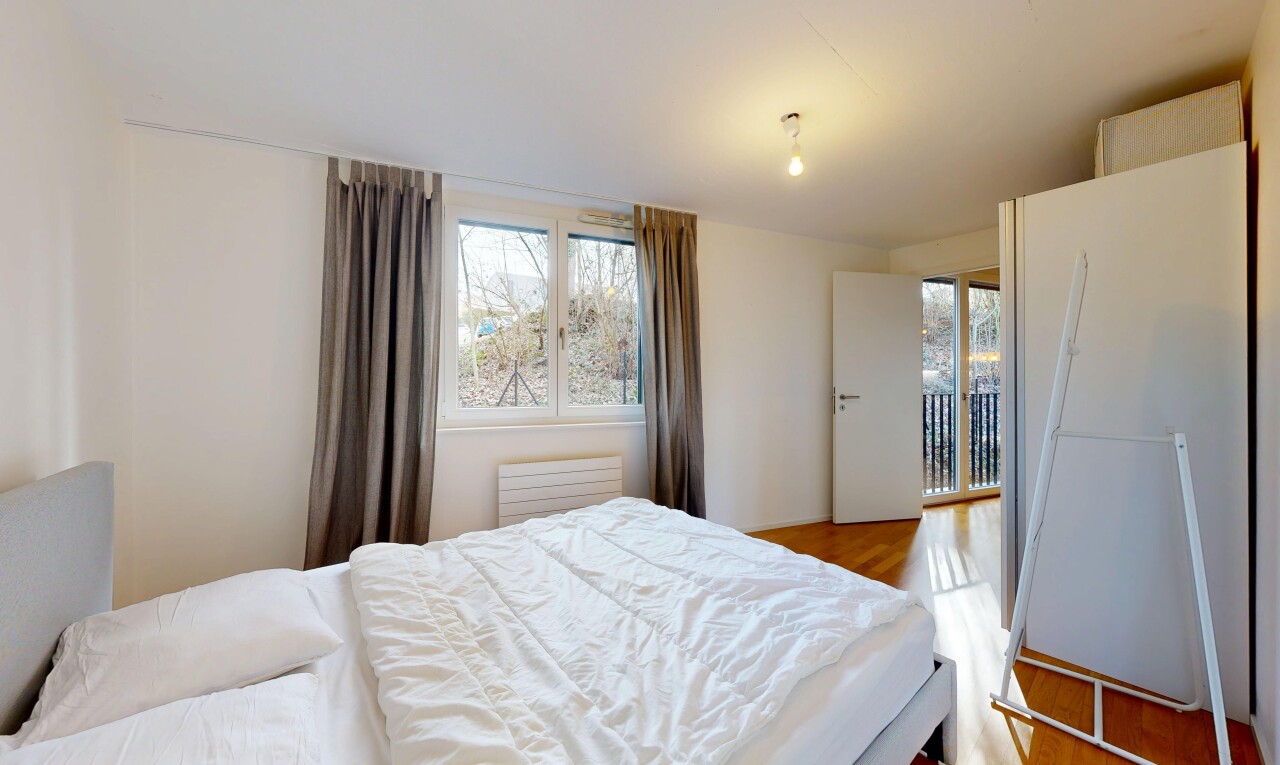 zimmer / schlafzimmer mit drywall, gipskartonwand, natural light, natürliches licht, und inside property