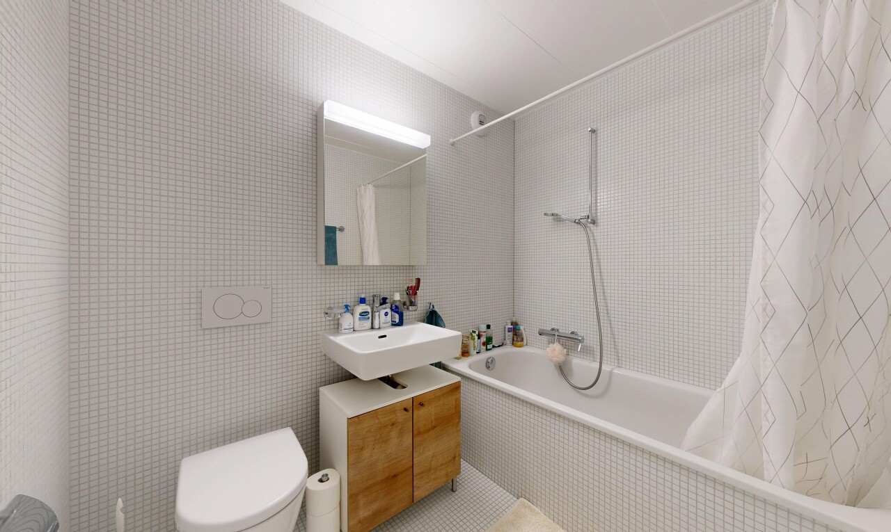 bad mit kombiniertes bad / dusche, komplettes badezimmer, spiegel, inside property, und waschbecken