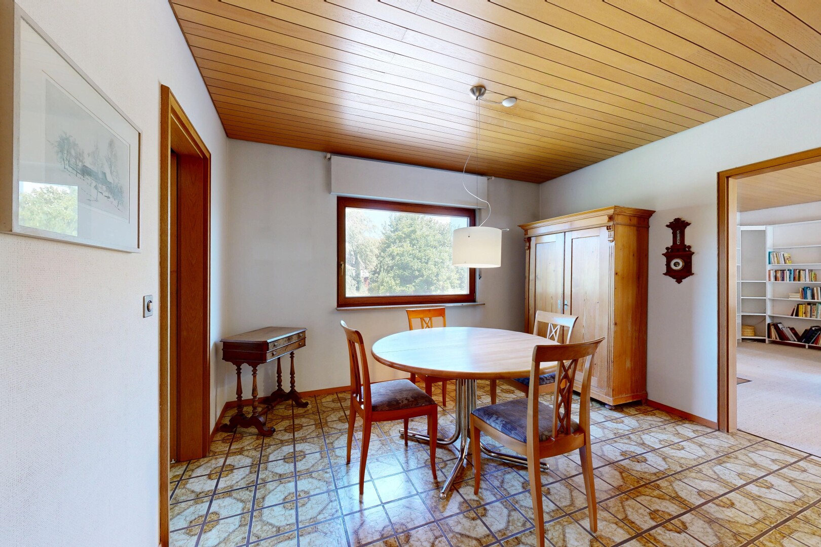 esszimmer mit gipskartonwand, drywall, holzdecke, wood ceiling, und inside property