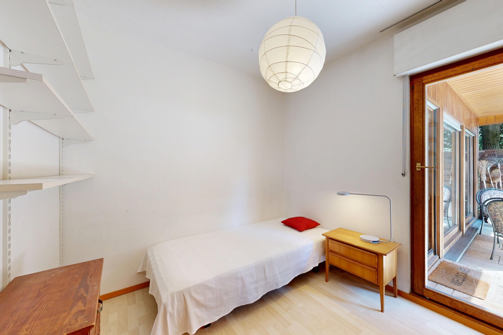 zimmer / schlafzimmer mit holzfußboden, wood finish floor, gipskartonwand, drywall, und pendelleuchte