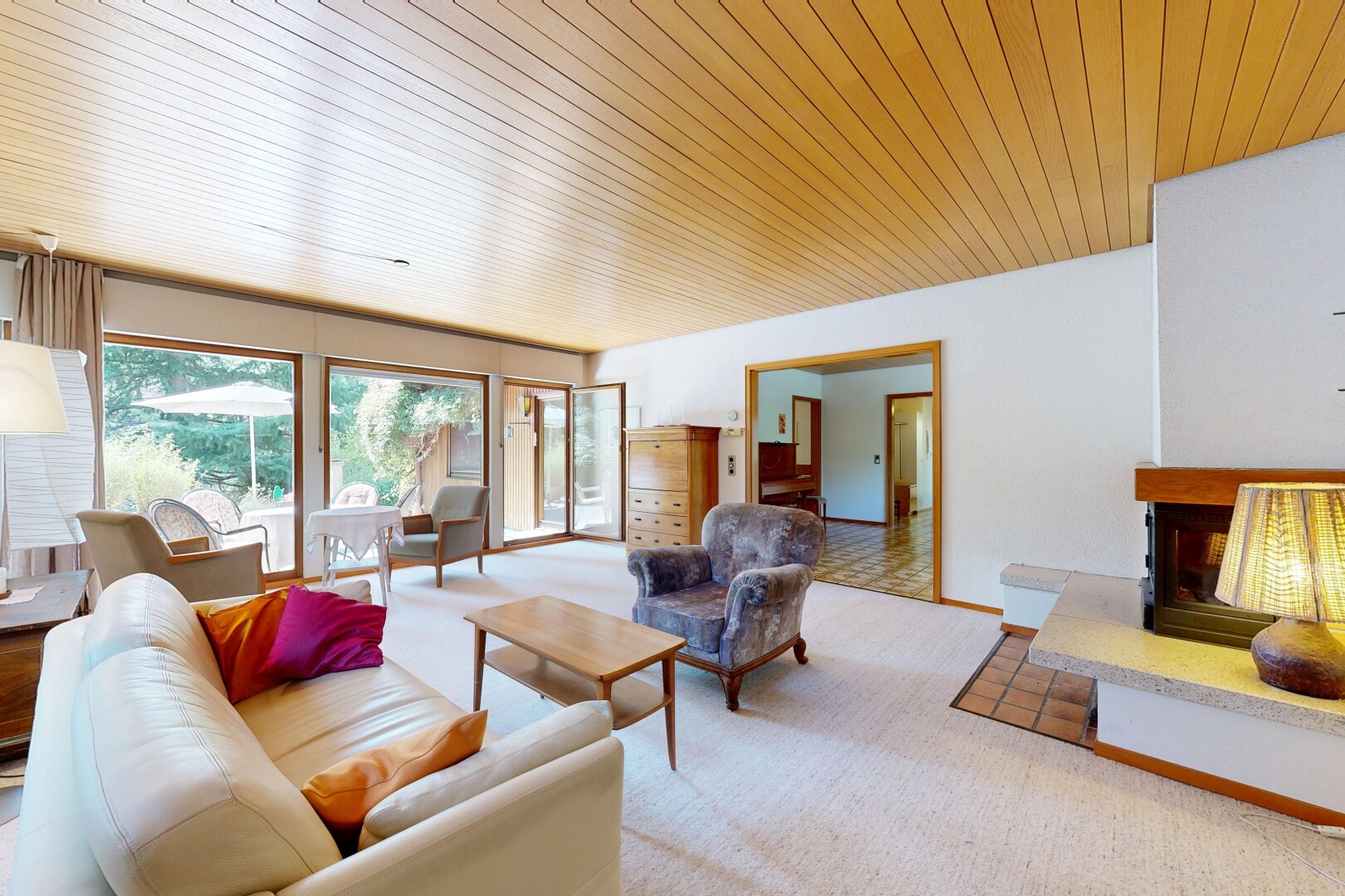 wohnzimmer mit wood ceiling, holzdecke, carpet, teppich, und drywall