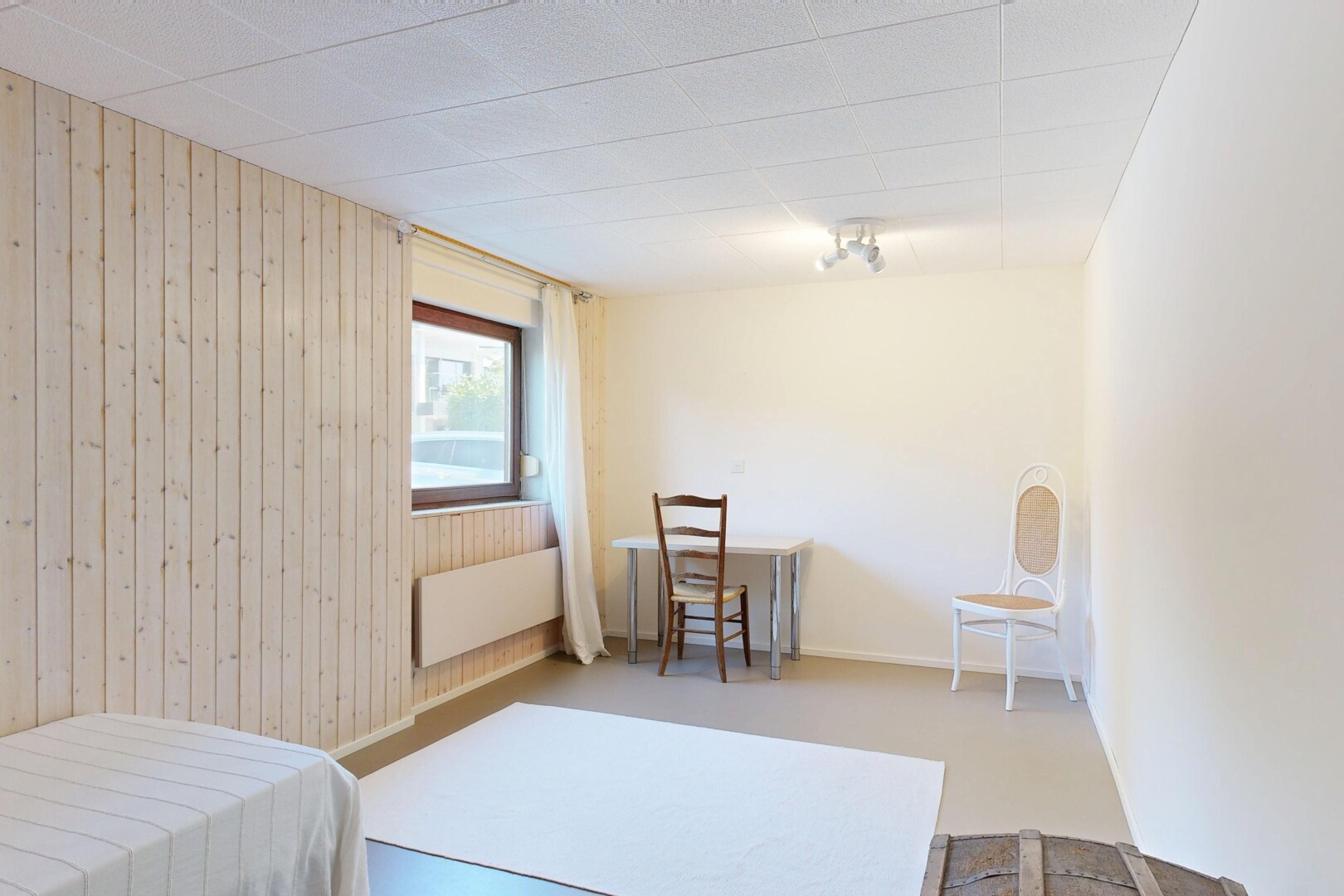 zimmer / schlafzimmer mit holzwand, wood wall, gipskartonwand, drywall, und natürliches licht