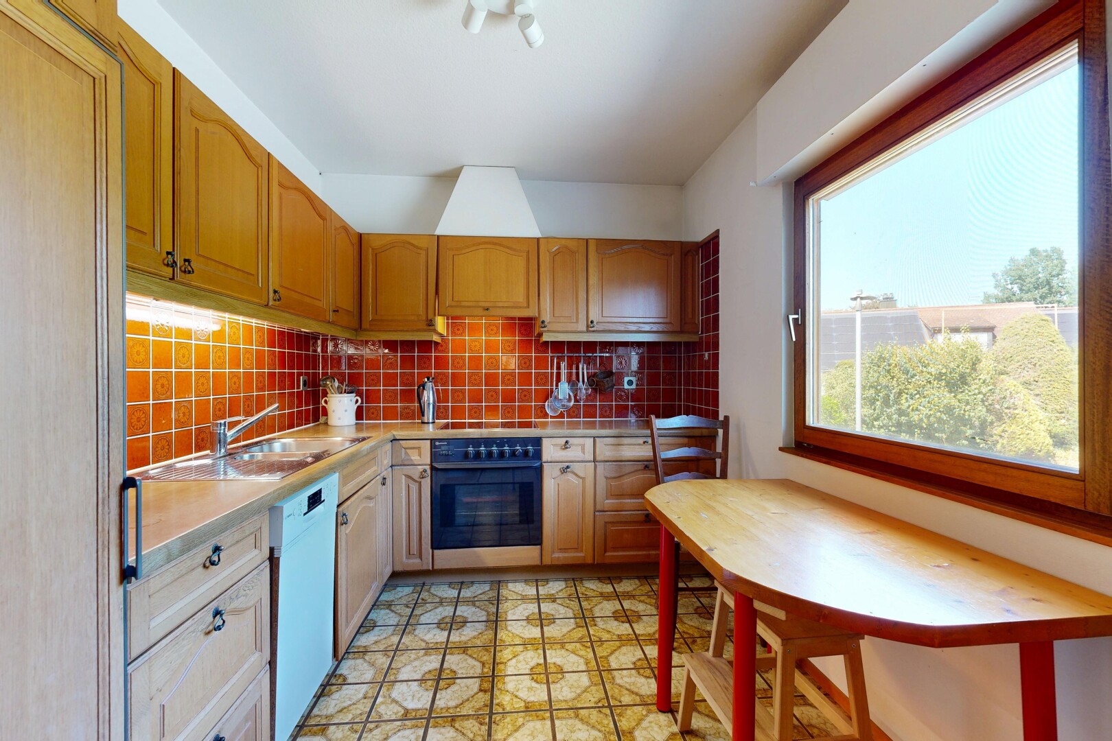 küche mit arched cabinets, bogenförmige schränke, light floor, light countertops, und arbeitsplatten