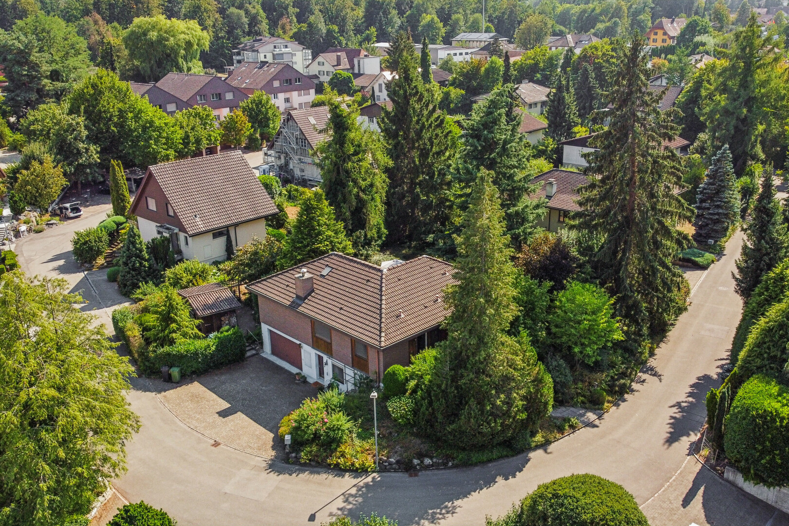 außenansicht mit auffahrt, neighborhood view, wohngebietblick, residential view, und garage angeschlossen