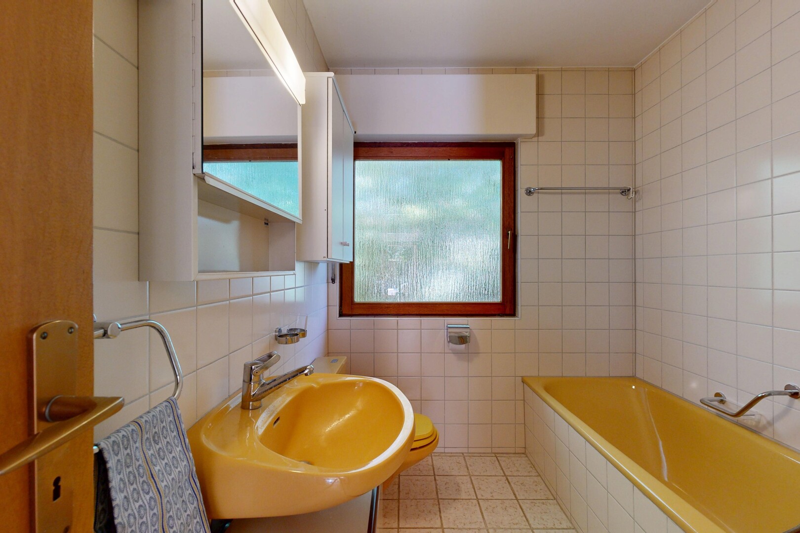 bad mit fliesenwand, tile wall, komplettes badezimmer, waschbecken, und bad