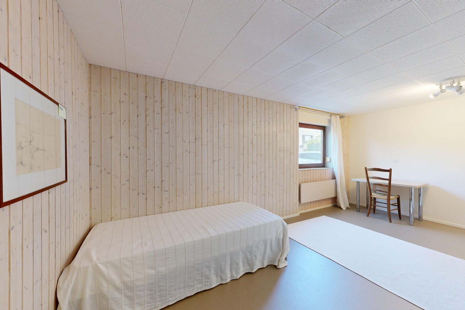 zimmer / schlafzimmer mit natürliches licht, drywall, gipskartonwand, wood wall, und holzwand
