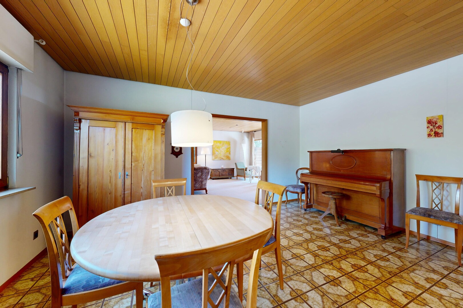 esszimmer mit drywall, gipskartonwand, wood ceiling, holzdecke, und inside property
