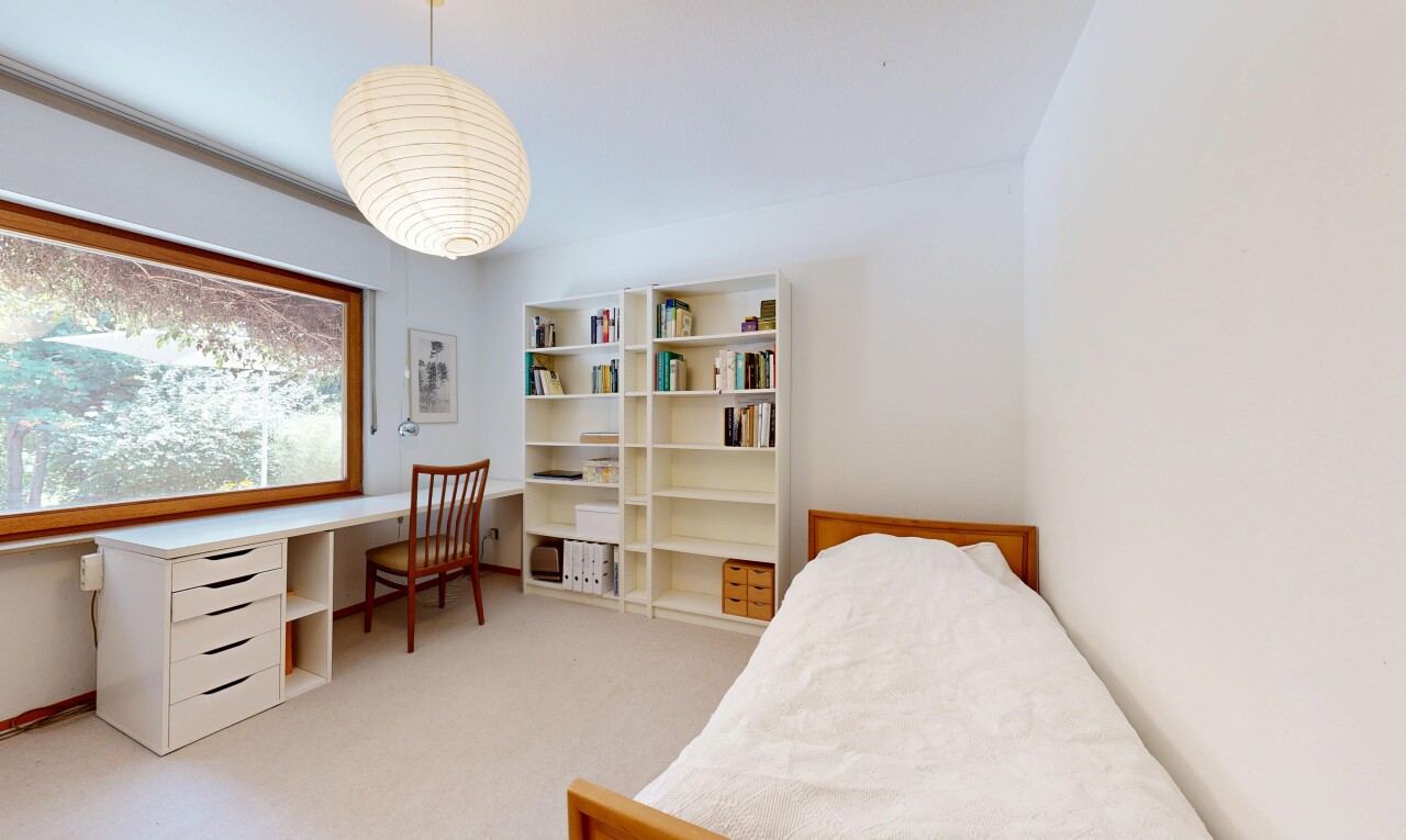 zimmer / schlafzimmer mit drywall, gipskartonwand, bürobereich, pendelleuchte, und carpet