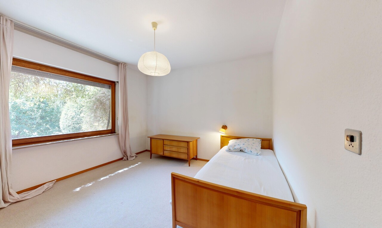 zimmer / schlafzimmer mit pendelleuchte, drywall, gipskartonwand, carpet, und teppich