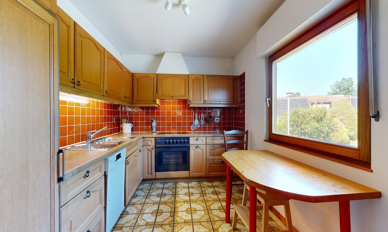 küche mit arched cabinets, bogenförmige schränke, light floor, light countertops, und arbeitsplatten