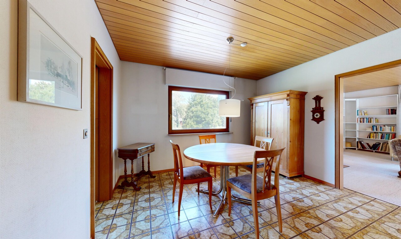 esszimmer mit gipskartonwand, drywall, holzdecke, wood ceiling, und inside property
