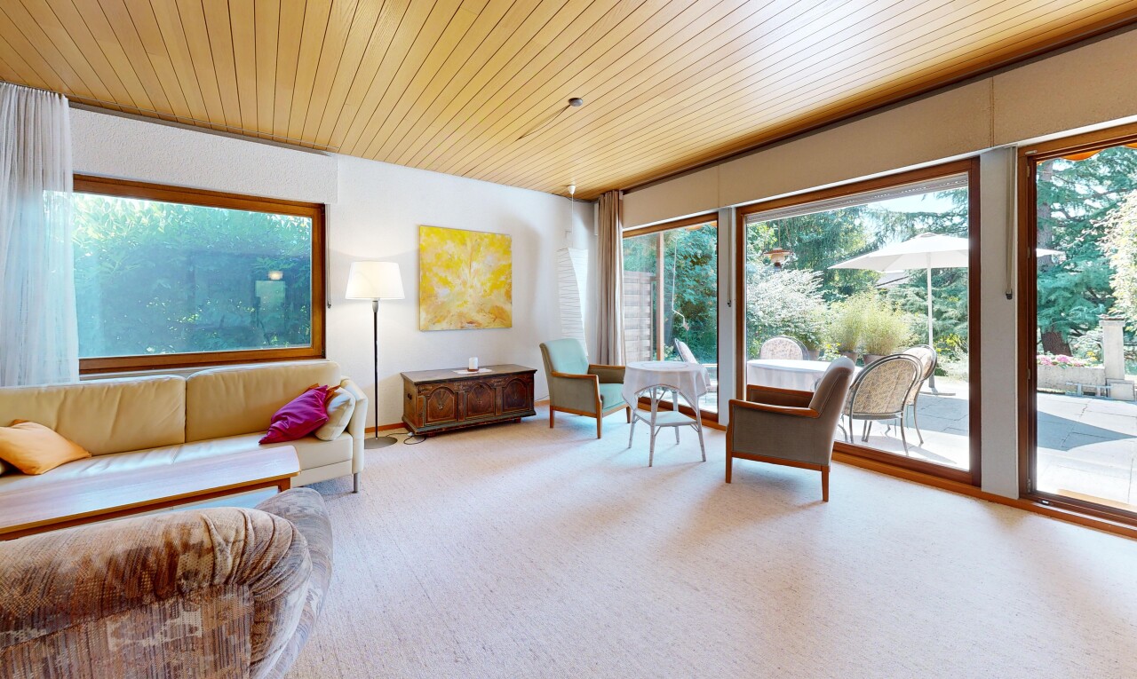 wohnzimmer mit wood ceiling, holzdecke, carpet, teppich, und high end ceiling