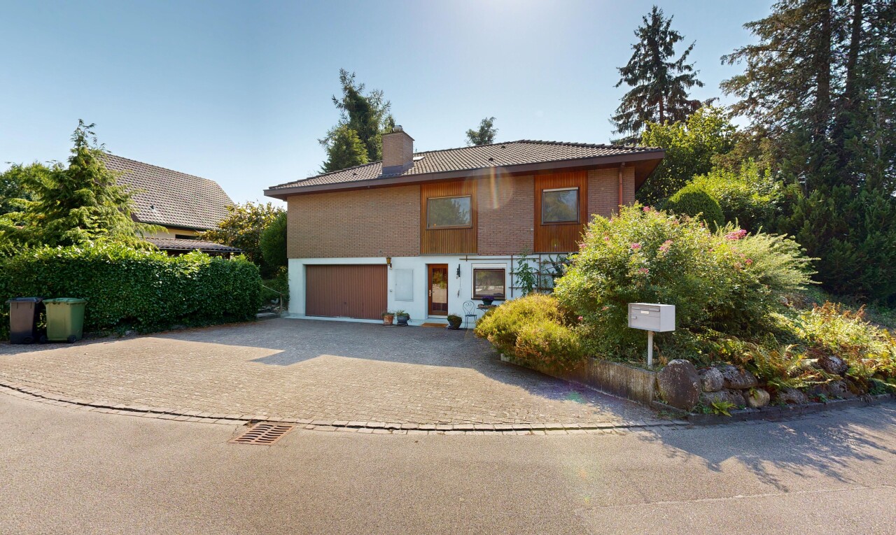 außenansicht mit property visible, schornstein, day time, auffahrt, und eingebaute garage