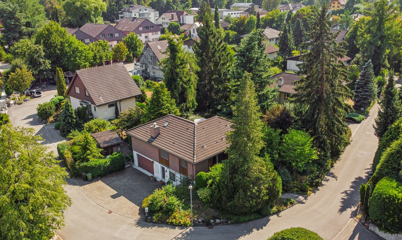 außenansicht mit auffahrt, neighborhood view, wohngebietblick, residential view, und garage angeschlossen