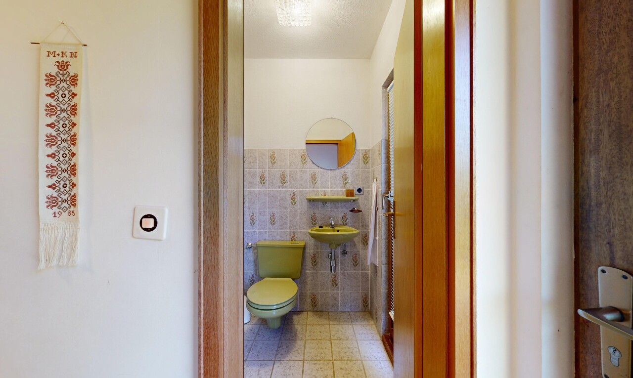 bad mit toilette, tile wall, fliesenwand, spiegel, und drywall
