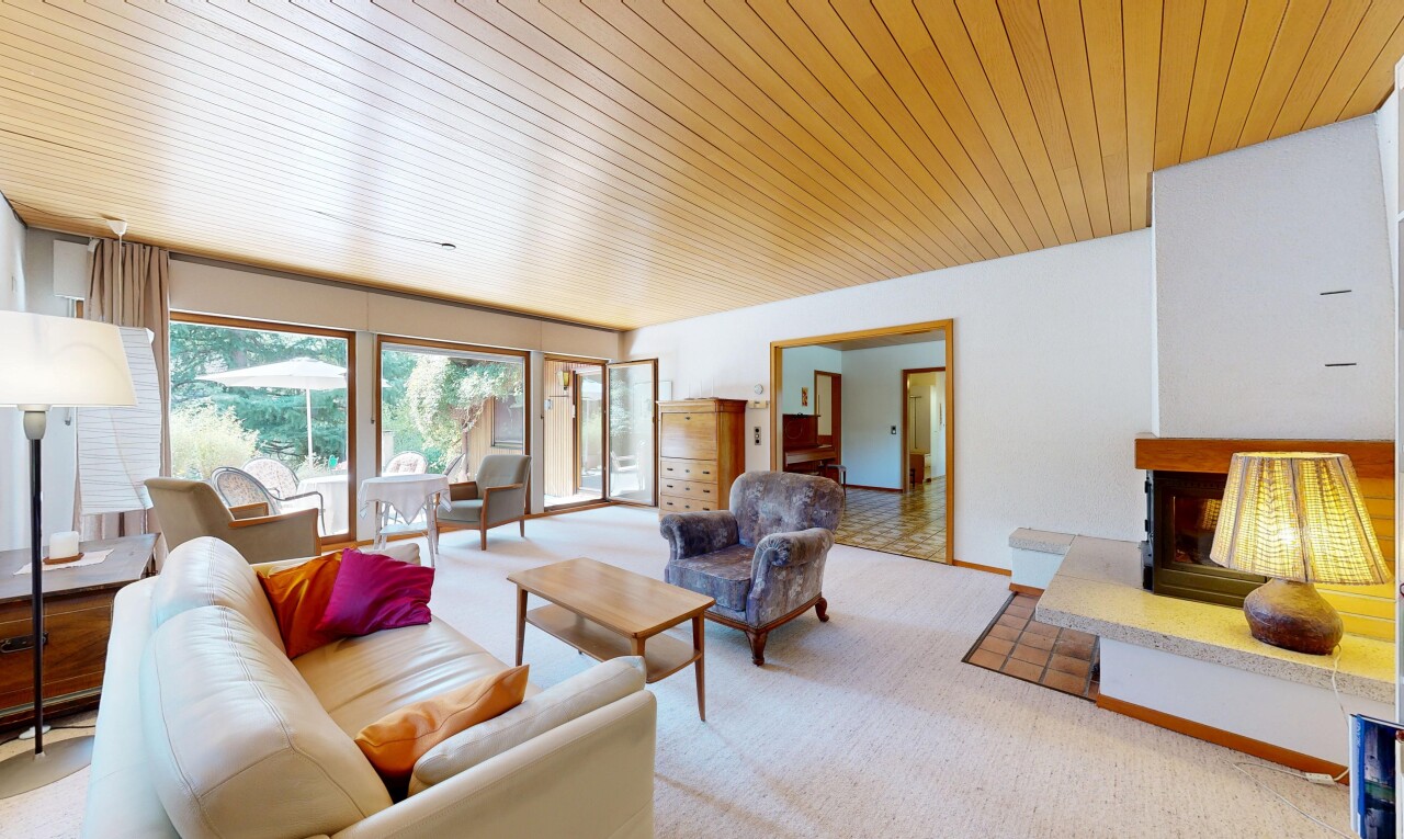 wohnzimmer mit wood ceiling, holzdecke, carpet, teppich, und drywall