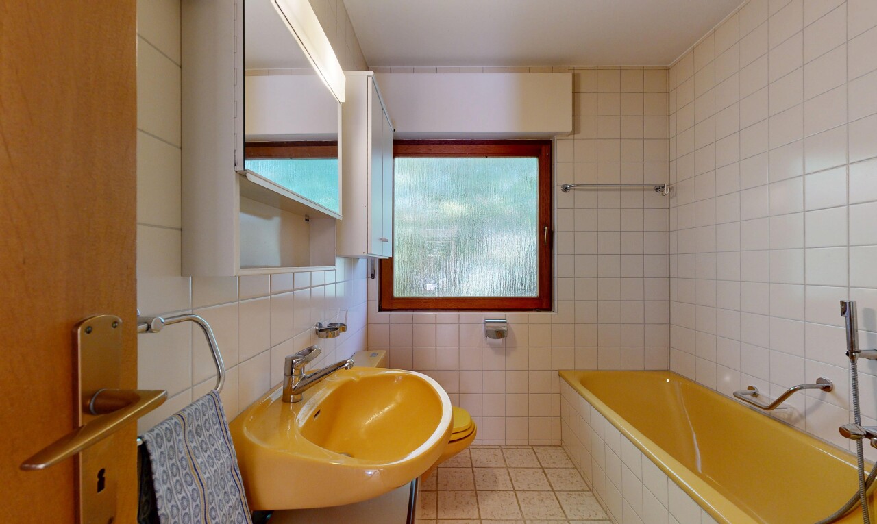 bad mit fliesenwand, tile wall, komplettes badezimmer, waschbecken, und bad
