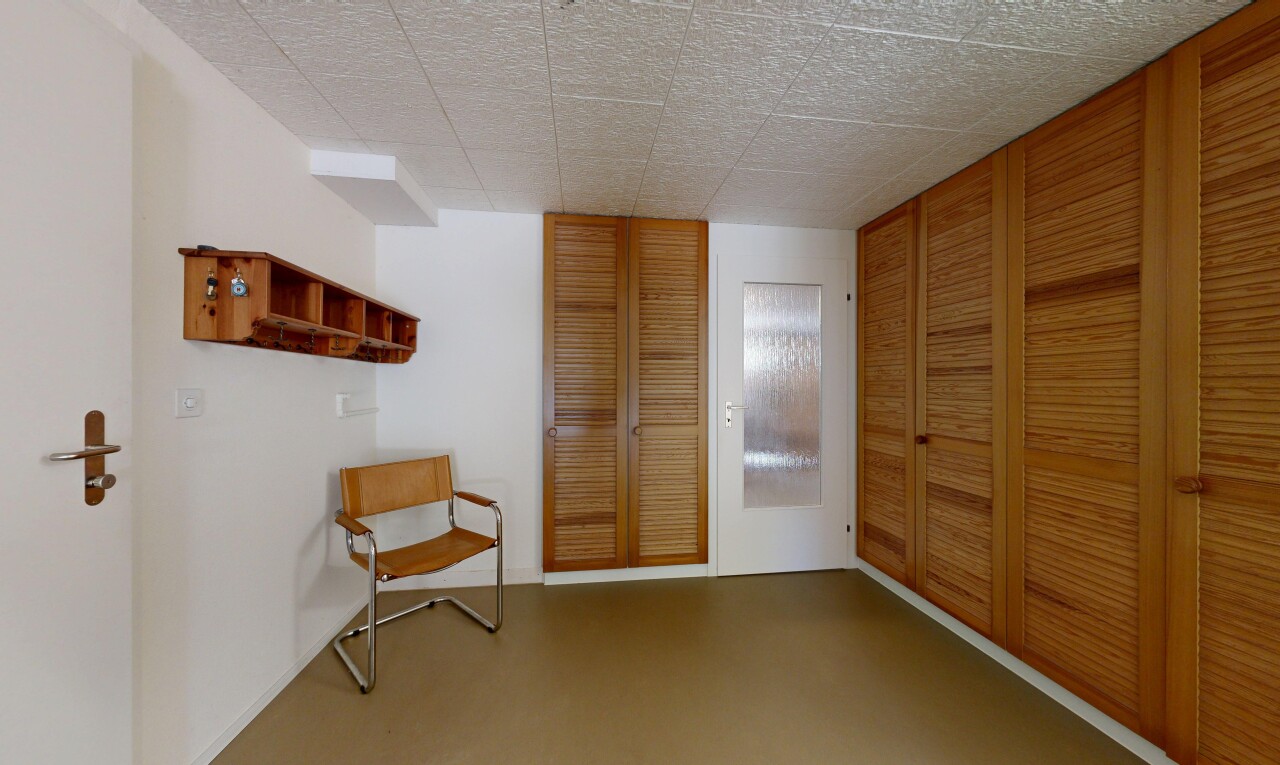 zimmer / schlafzimmer mit kleiderschrank, drywall, gipskartonwand, inside property, und tile ceiling